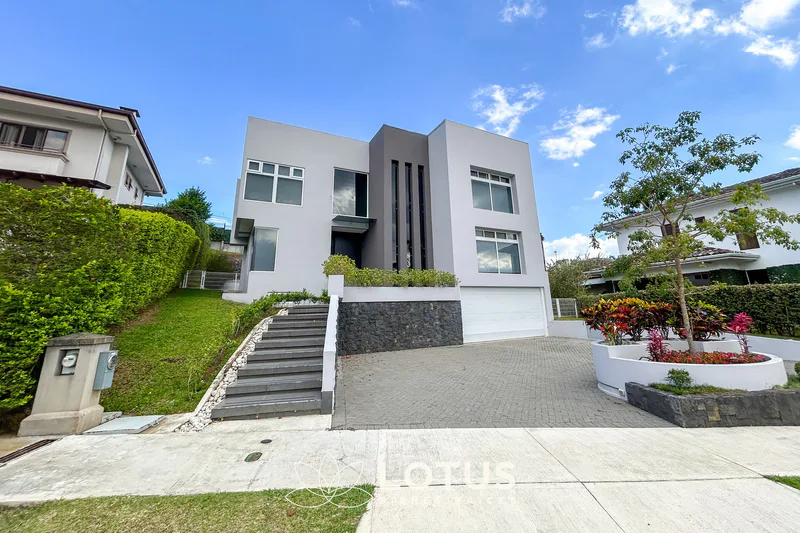 Casa en Venta en Colinas de Montealegre, Curridabat — 4 hab., como nueva, Cód. AJ058