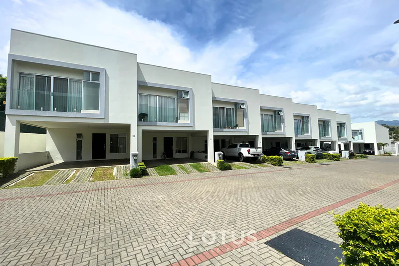 Casa en Venta en Condominio Vivre, Curridabat — 3 hab., Cód. AJ041