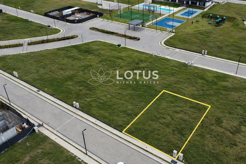 Terreno en Venta en Condominio Avenida del Este, Curridabat — 266 m², Cód. AJ047