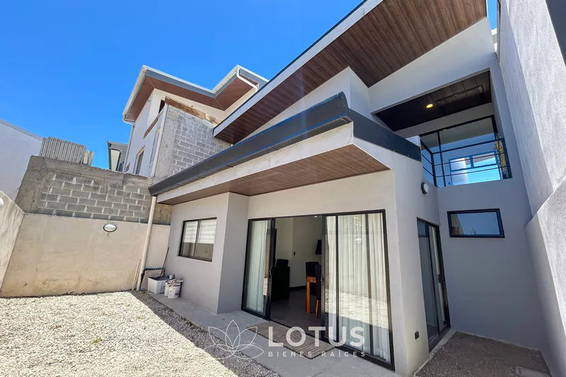 Casa en Venta en Condominio Distrito San Juan, Tres Ríos — 2 hab., Cód. AJ057