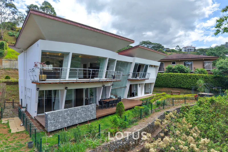 Casa en Venta en Condominio Hacienda Gregal, Curridabat — 4 hab., Cód. AJ059