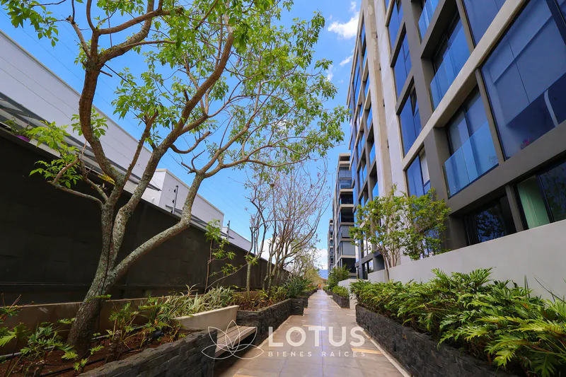 Apartamento en Venta en Condominio Golfside, Curridabat — 2 hab., Cód. AJ061