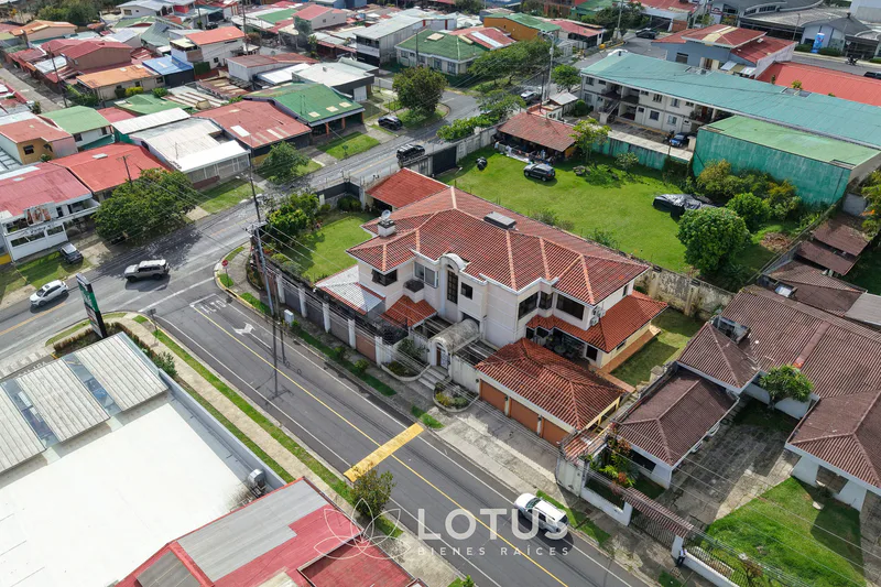 Casa Esquinera en Venta en Guayabos, Curridabat — 5 hab., amplio terreno, uso de suelo mixto, Cód. AJ060