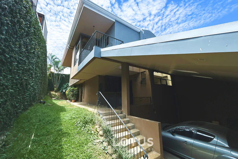 Casa en Venta en Residencial Altos Ayarco, Curridabat — 3 hab., Cód. AJ050