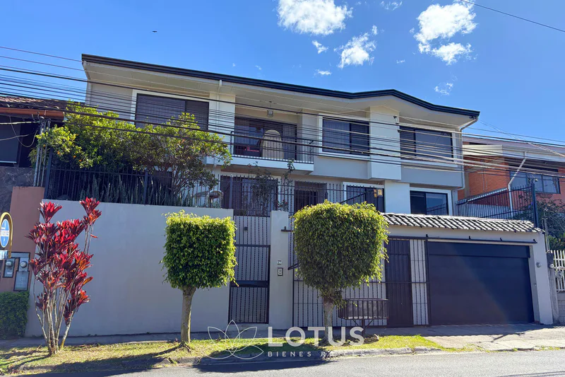 Casa en Venta en Residencial Abedules, Curridabat — 5 hab., como nueva, Cód. AJ025