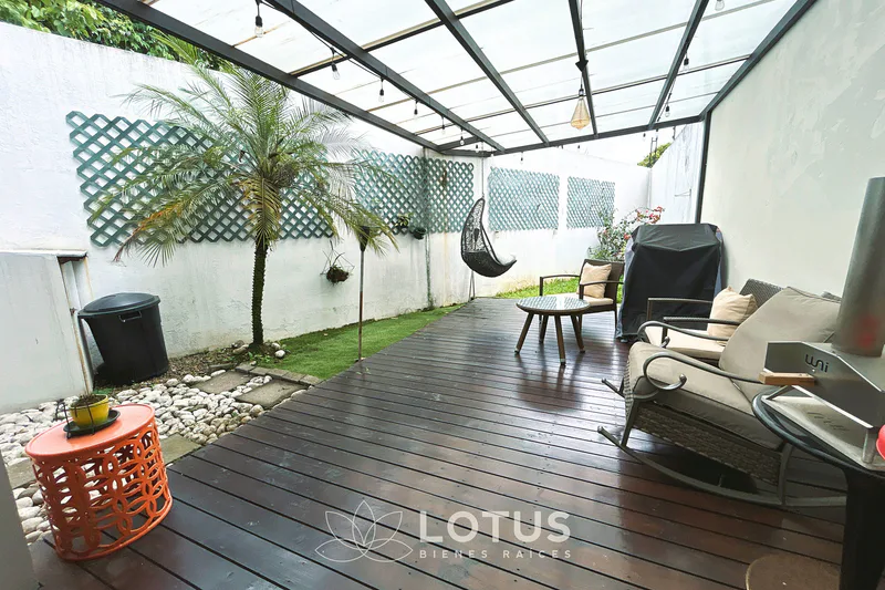 Casa en Venta en Pinares de Curridabat — 5 hab., Cód. AJ014