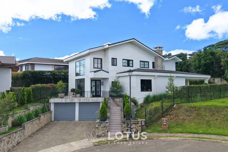 Casa en Venta en Condominio El Herrán, Curridabat — 5 hab., Cód. AJ036