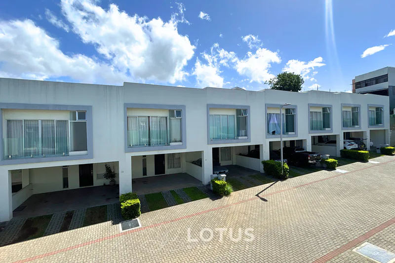 Casa en Venta en Condominio Vivre, Curridabat — 3 hab., Cód. AJ001