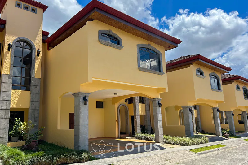Casa en Venta en Condominio La Abadía, Curridabat — 4 hab., Cód. AJ068
