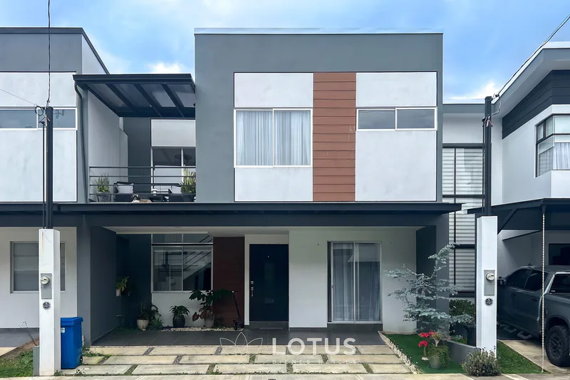 Casa en Venta en Condominio Distrito San Juan, Tres Ríos — 5 hab., como nueva, Cód. AJ075
