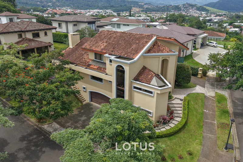 Casa en Venta en Condominio Hacienda Gregal, Curridabat — 4 hab., Cód. AJ080