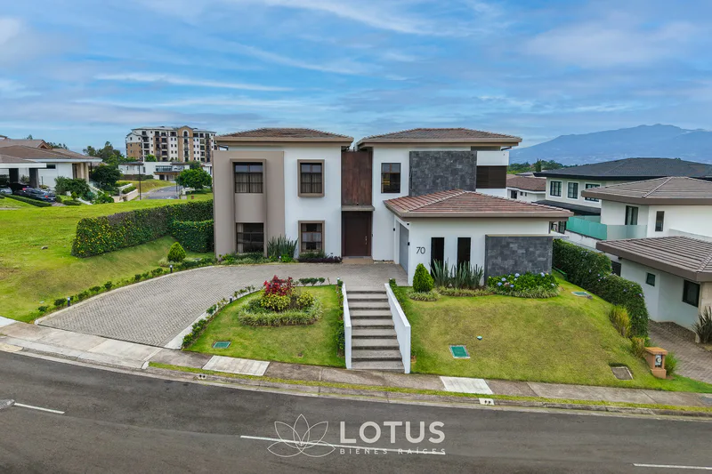 Casa en Venta en Condominio El Herrán, Curridabat — 5 hab., Cód. AJ008