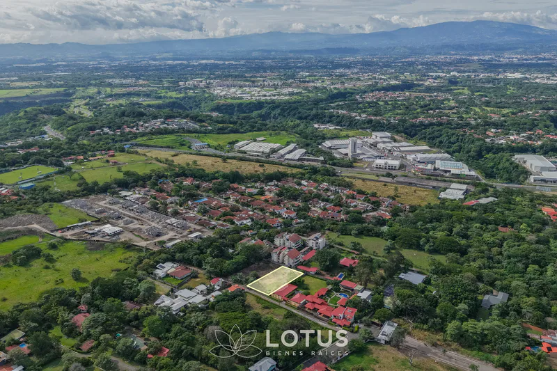 Terreno en Venta en Piedades, Santa Ana — 2.000 m², Cód. AJ020