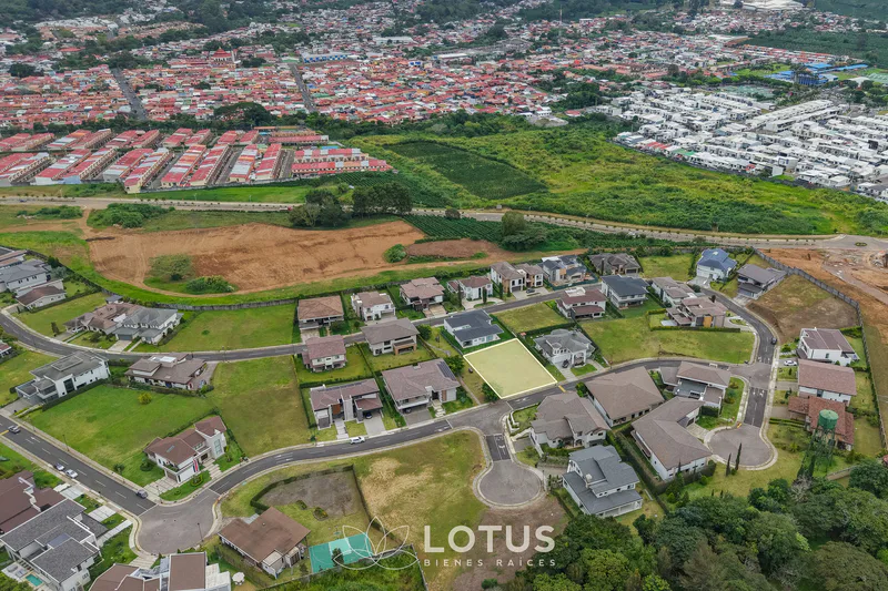 Terreno en Venta en Condominio El Herrán, Curridabat — 851 m², Cód. AJ085