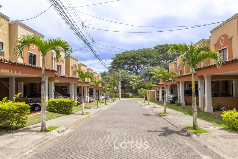 Casa en Venta en Condominio Hacienda Imperial, La Unión — 3 hab., Cód. AJ087