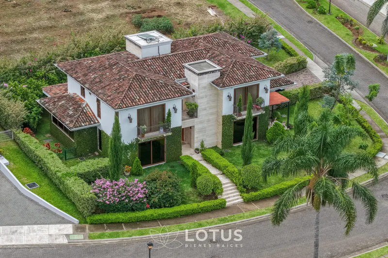Casa en Venta en Colinas de Montealegre, Curridabat — 3 hab., Cód. AJ040